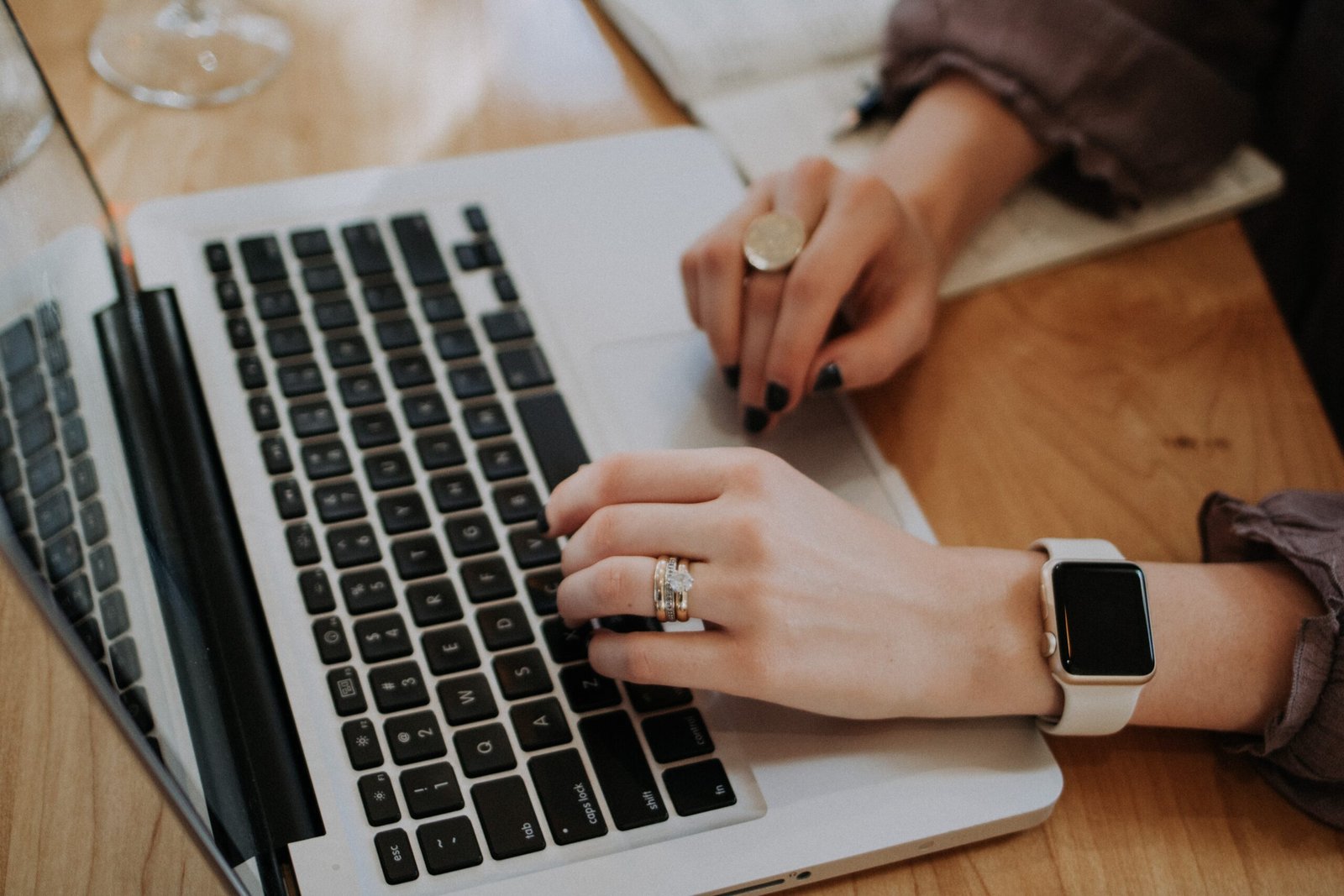 A women on a Laptop sending Email E-shot